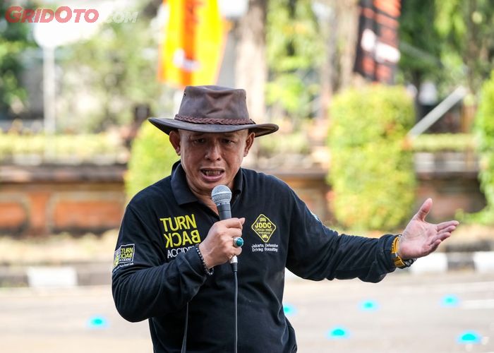 Erkak trannyning katta sikini soradi