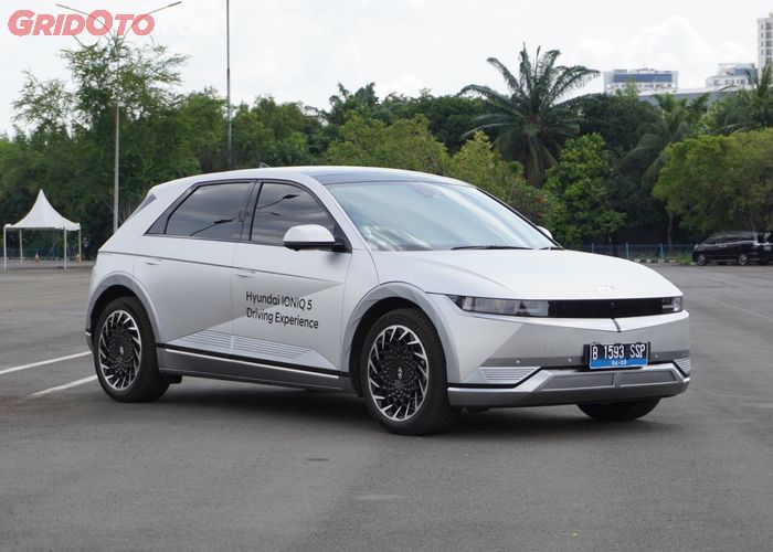 Hyundai ioniq 8 top