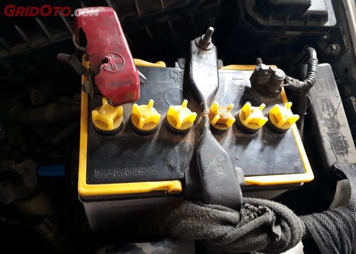 Ini 6 Langkah Untuk Menambahkan Air Aki Mobil Yang Benar Gridoto Com