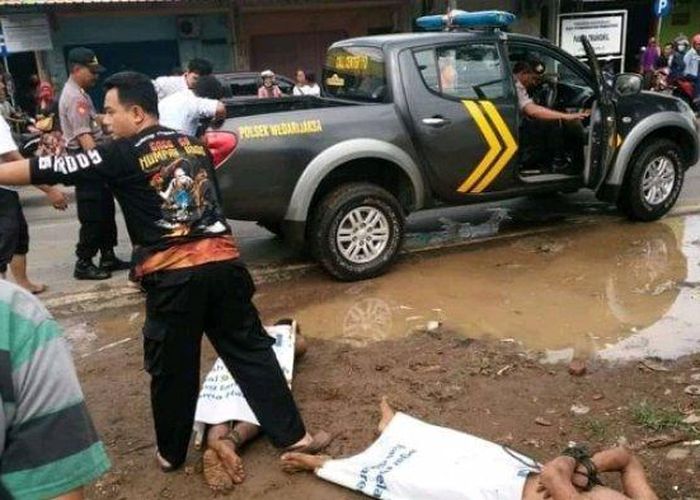 Dua Lelaki Telanjang Pelukan Dalam Mobil Digrebek Isi Mobil Bikin Polisi Kaget Gridoto Com
