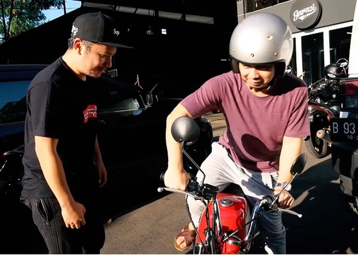 Raditya Dika Dibikin Bingung Belajar Naik Motor Bareng Gading Marten Gridoto Com