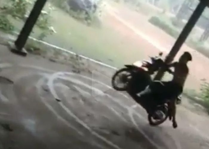 Video Kocak Pemuda Atraksi Gunakan Yamaha Mio Berakhir Nyesek Semua Halaman Gridoto Com