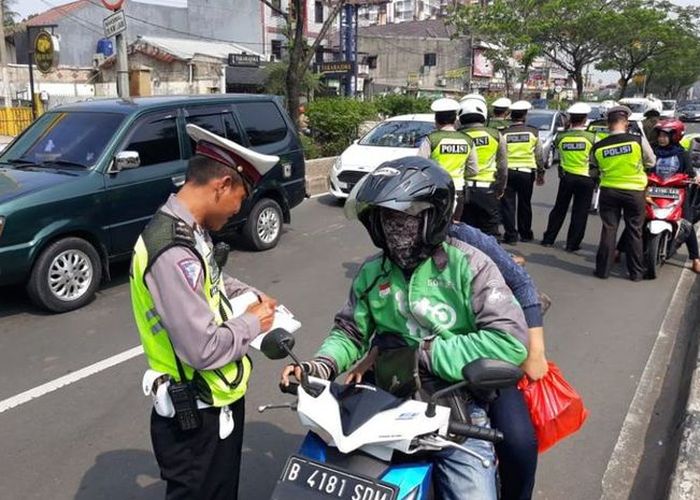Jangan Coba Coba 10 Pelanggaran Lalu Lintas Yang Sering Terjadi Beserta Denda Tilangnya Gridoto Com