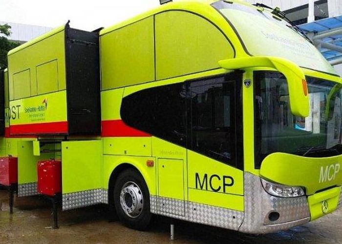 Bus Mercedes Benz Model Tronton Mejeng Di Bandara Soetta Bodi Bisa Melar Fungsinya Ini Semua Halaman Gridoto Com
