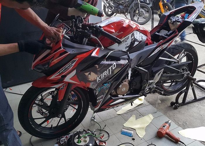 Pingin Decal Motor Anda Tetap Awet Cukup Hindari Dua Hal Ini Gridoto Com