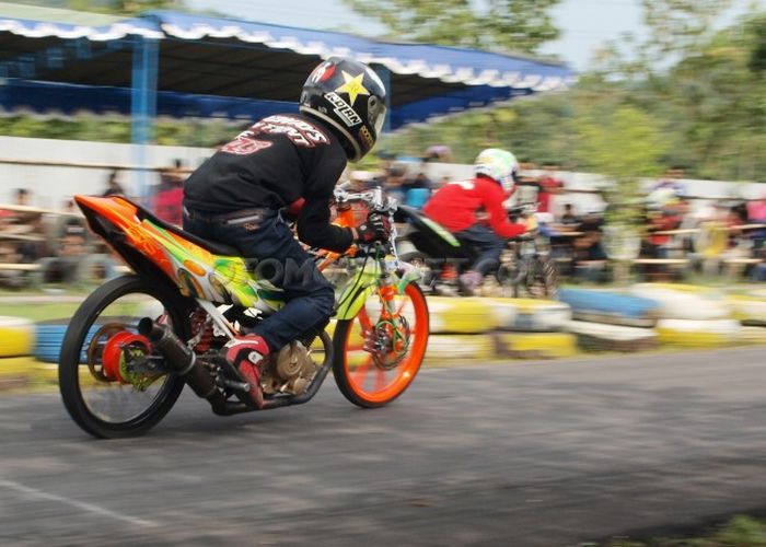 Modifikasi Suzuki Satria F150 Drag Bike Langganan Bawa Joki Pemula Naik Podium Gridoto Com