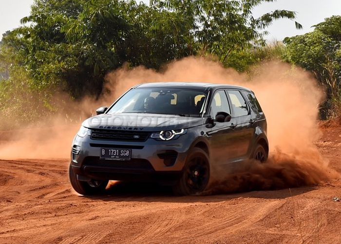 Test Drive Land Rover Discovery Sport 2.2L Sd4 - Gridoto.com