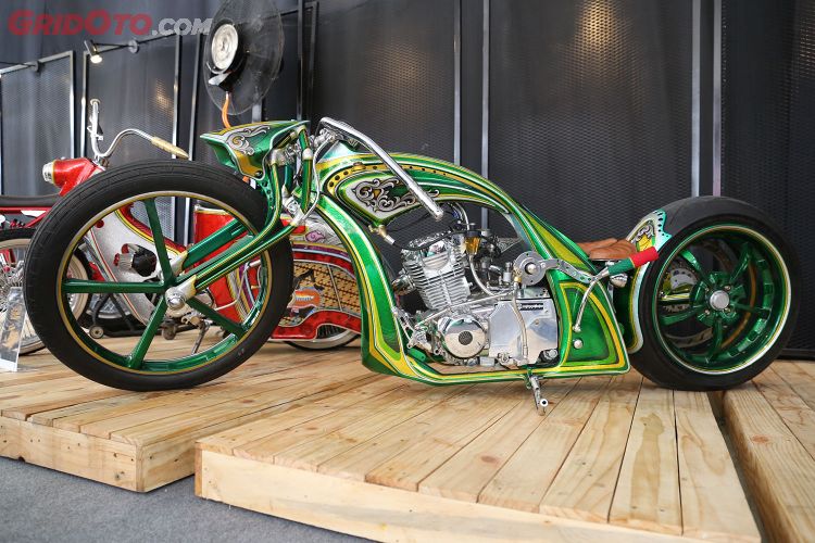 Enggak Harus Pakai Mesin Besar Nih Modifikasi Chopper Cuma 125cc Gridoto Com Jika ingin menambahkan double starter bisa juga dilakukan dengan menyomot milik honda tiger atau megapro. nih modifikasi chopper cuma 125cc