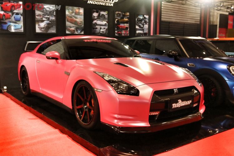 Nissan gt r r35 с девушкой
