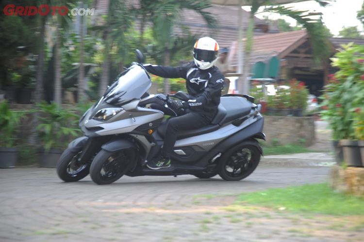 Lengkap First Ride Seru Naik Skutik Roda 4 Qooder Miring Tanpa Takut Kepleset Gridoto Com