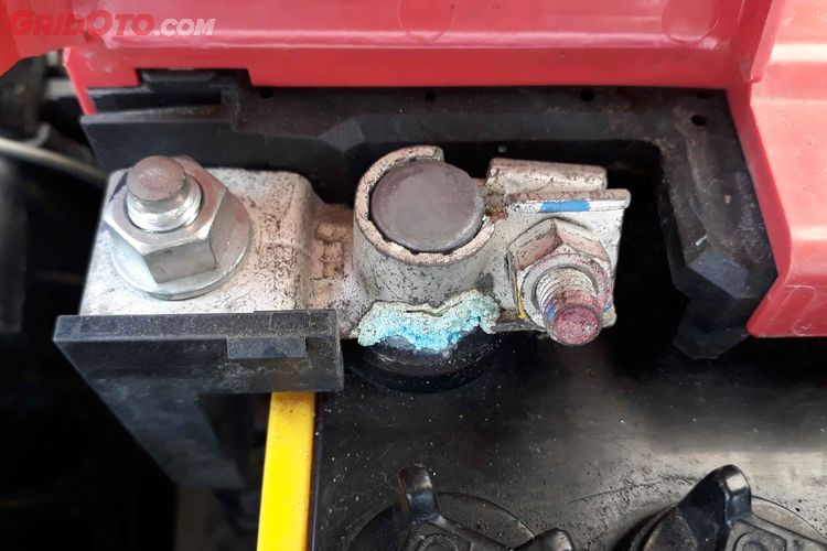 Kenali Dua Penyebab Utama Munculnya Serbuk Putih di Terminal Aki 