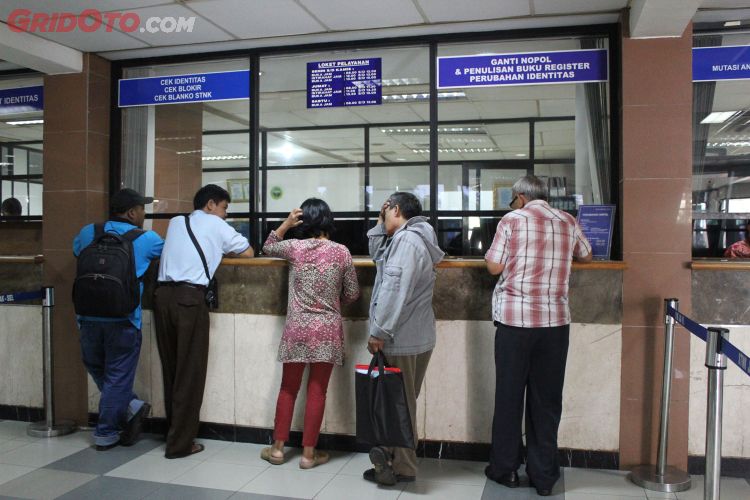 Bayar Pajak Lewat Online Polisi Stiker Pengesahan Tinggal Tunggu Di Rumah Gridoto Com