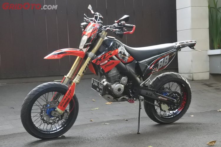 Kawasaki KLX 150 Tampil Macho Ala Supermoto Kakinya Spesial Tapi Banyak Memasok Part Kompetitor GridOto