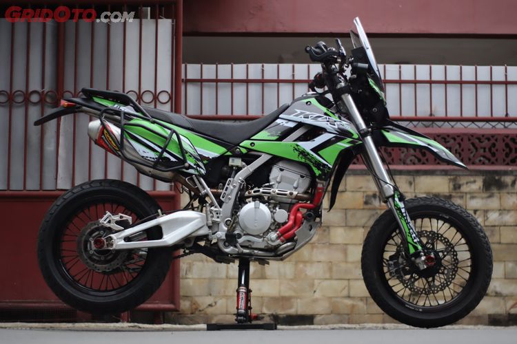 Kawasaki KLX 250 Bergaya Supermoto Ini Pakai Swing Arm Spesial GridOto