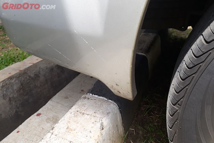 Bersihkan Noda Aspal Di Mobil Pakai Bensin Dan Minyak Tanah