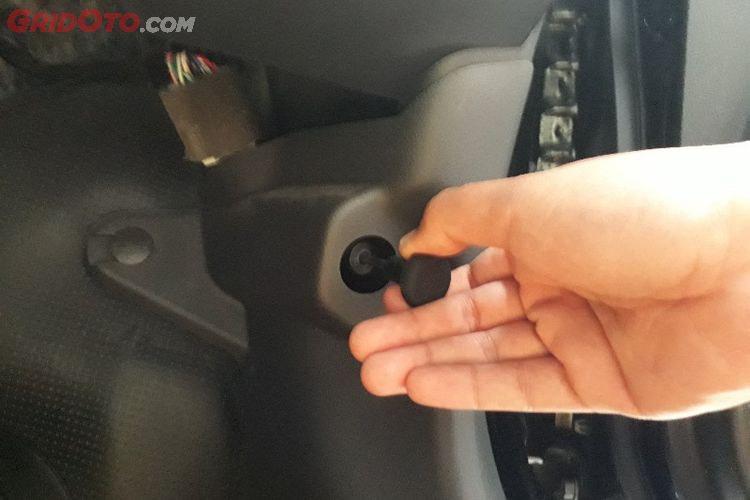 tuas pembebas kunci kap mesin mobil