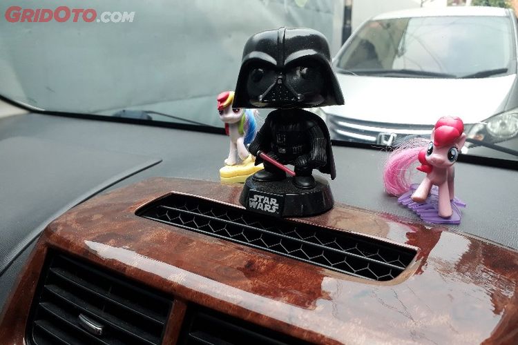 Cara Menghilangkan Bekas Lem Parfum Atau Aksesori Di Dashboard Mobil Gridoto Com
