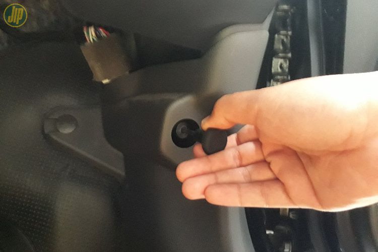 tuas pembebas kunci kap mesin mobil