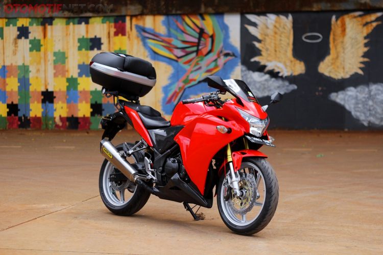 CBR250R Andalan Ngantor Sematkan USD Dan Box Warna Merah Menyala