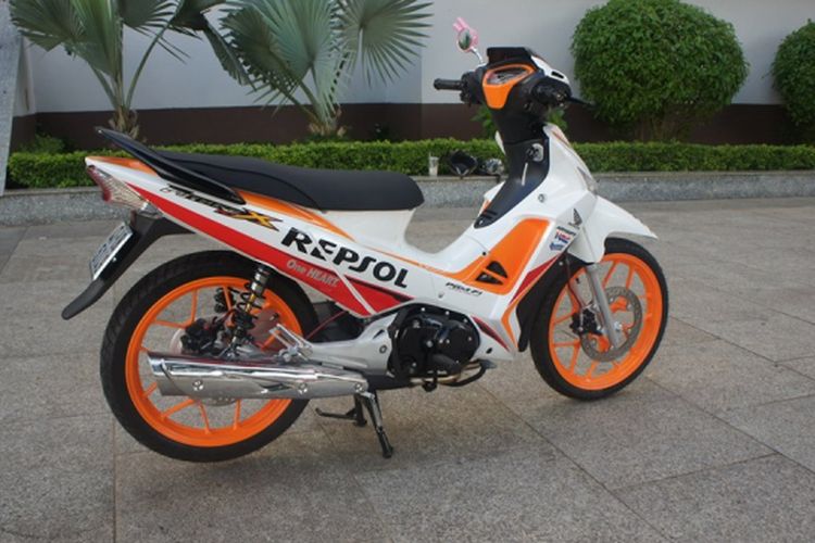 Tengok ubahan simpel Honda Supra X dengan baju Repsol Honda, tapi coba dili...