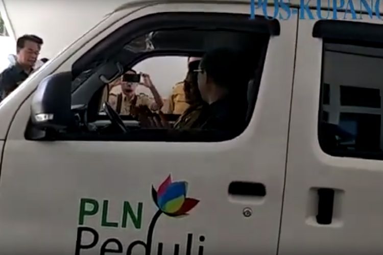 Video Bupati Sumba Timur Inreyen Mobil Ambulans Bantuan Dari Pt Pln Gridoto Com