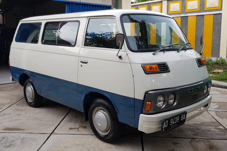 U qalin murvat bilan ayolning dumaloq eshagini burgulaydi va uning dumbalariga qoshadi