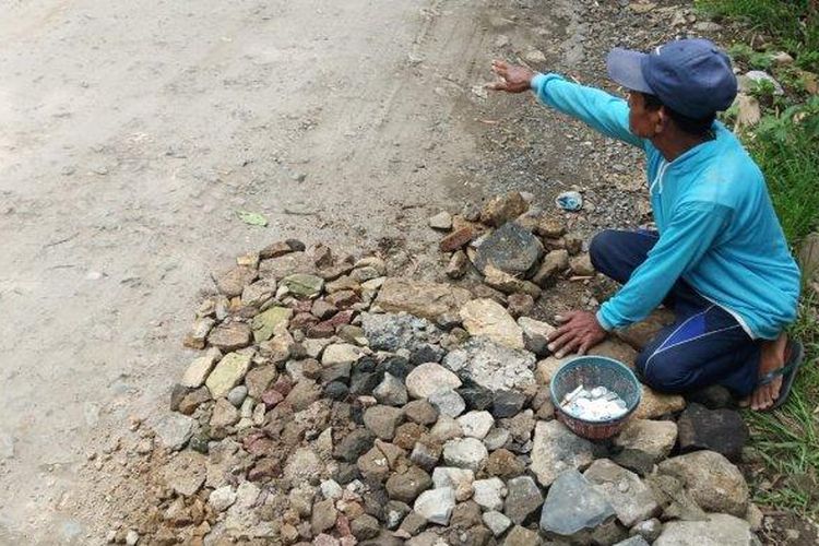 Salut Kisah Pria Hobi Tambal Jalan Rusak Inisiatif Sendiri Sejak 2013 Gridoto Com