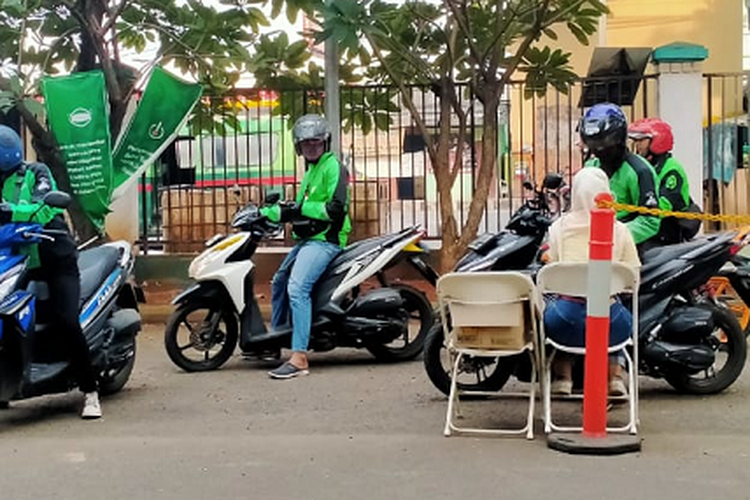 Biar Steril Dan Aman Cari Order Driver Gojek Disemprot Disinfektan Dan Cek Suhu Semingu Sekali Gridoto Com