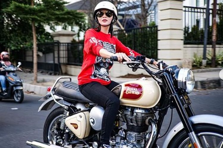 Wajahnya Terpampang Di Bak Truk Ternyata Wika Salim Pernah Geber Royal Enfield Classic 350 Gridoto Com