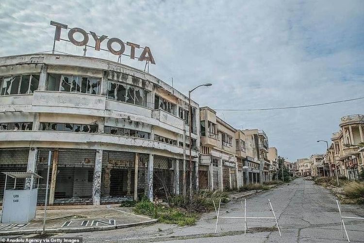 Corolla, Corona, Carina, Hingga Celica Terbengkalai di Dealer Toyota yang  Berada di Kota Hantu Ini - Otomania.com