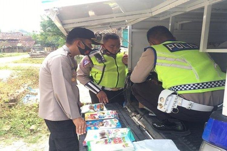 salut anggota satlantas polres oku timur sulap double cabin 4x4 bekas operasional jadi perputakaan keliling gridoto com