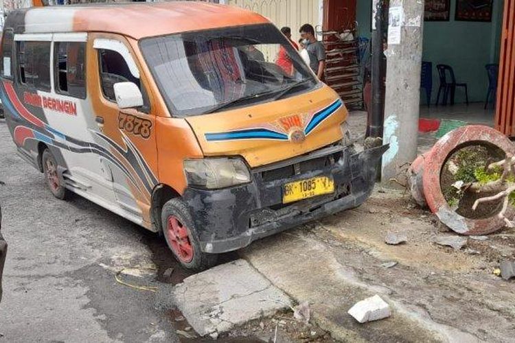 Gran Max Angkot Hantam Motor Dan Pot Bunga Bumper Dan Fender Menganga Napas Pengemudi Bau Alkohol Gridoto Com