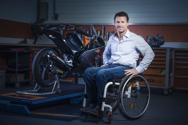 Bos KTM Pit Beirer Pakai Kursi Roda 