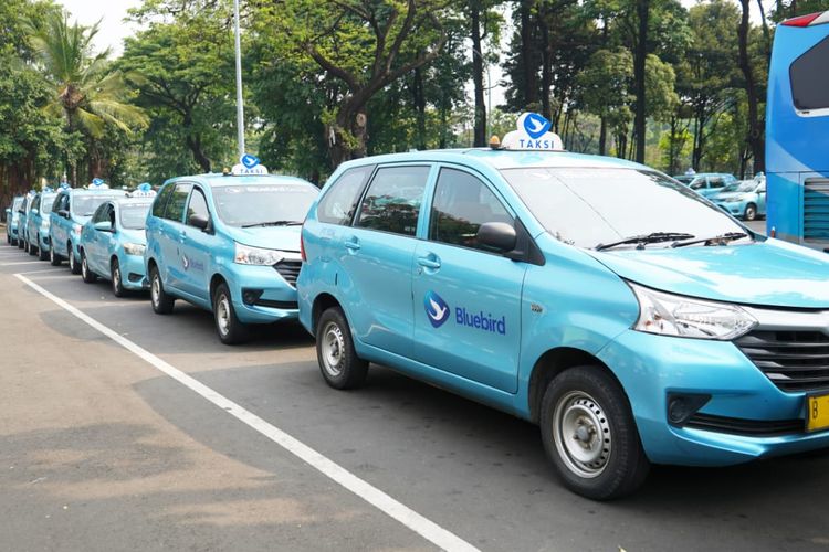 Taksi Bluebird Angkut Penumpang di Bandara Halim, Mobil Disita dan ...