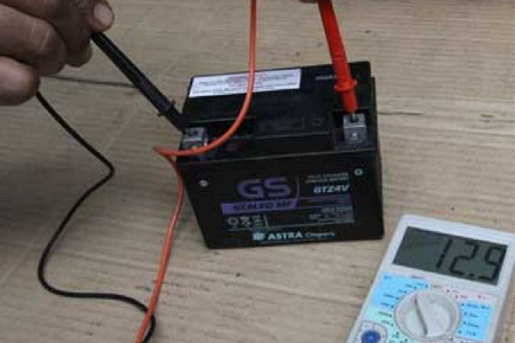 Pada pengukuran tegangan baterai 12 volt menggunakan multi meter, langkah pertama yang harus dilakukan adalah