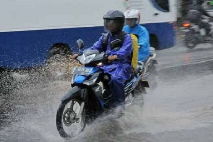 Lebih Licin Jalan Aspal Atau Cor Saat Bawa Motor di Musim Hujan 