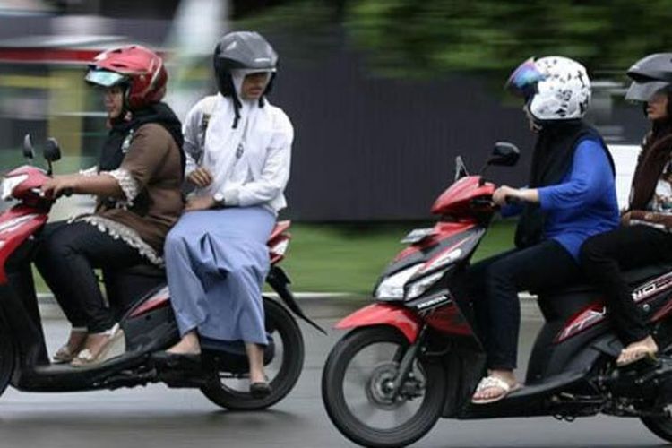 Jangan Malu Peluk Pengendara Saat Berboncengan, Ini Alasannya - Semua  Halaman - GridOto.com