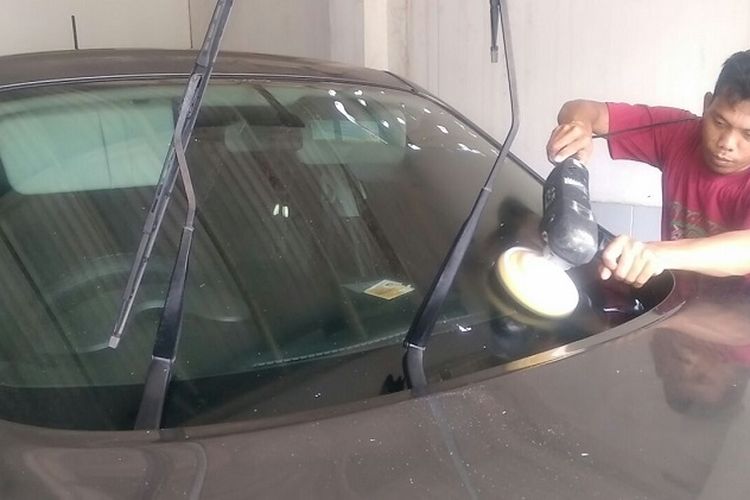 Yo Mas Bro Begini Cara Poles Kaca Mobil Yang Baret Gridoto Com