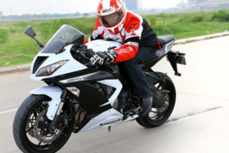 Test Ride Kawasaki Ninja ZX-6R 636, Enak Main Atas! - GridOto.com