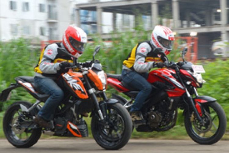 Handling Pulsar 200NS VS Duke 200 