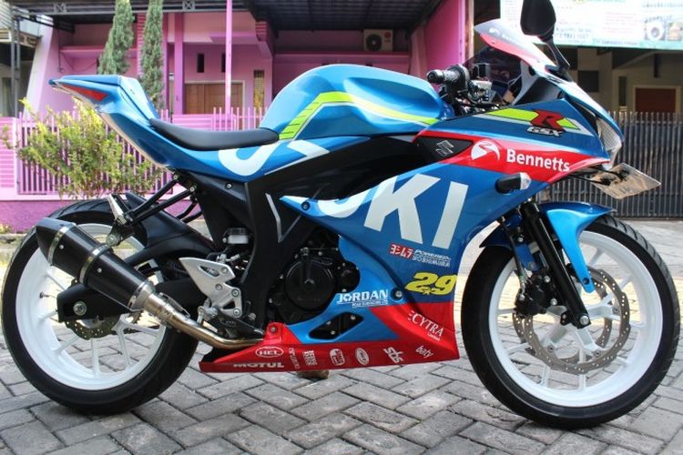 Modifikasi Gsx R150 Ala Livery Tim Suzuki Bennets Kado Untuk Sang Buah Hati Gridoto Com