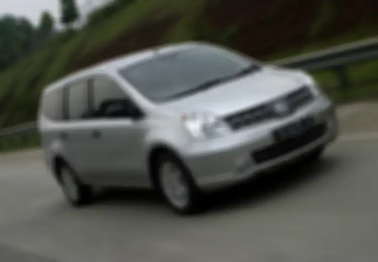 Mudik Lebaran Naik Mobil Bekas Nissan Livina 2008, Muat Banyak Harganya Miring