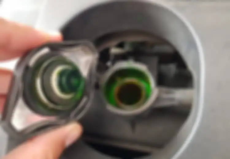 Ini Sebabnya Ada Kode-kode Angka di Tutup Radiator Mobil Bekas