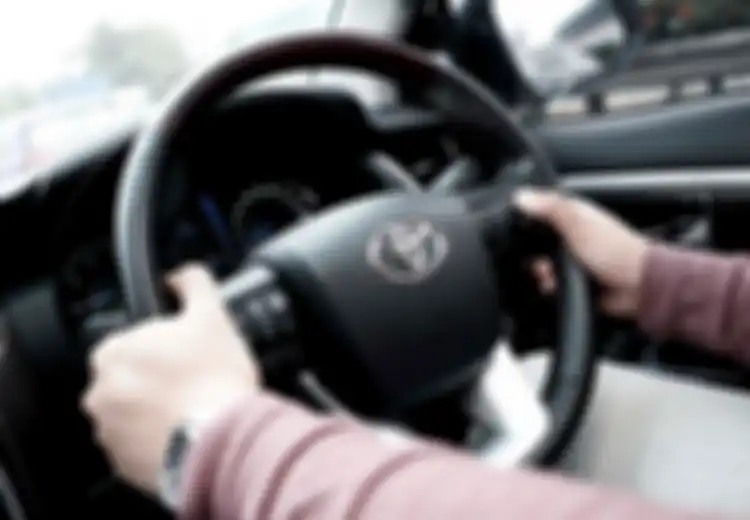 Mau Beli Mobil Bekas? Wajib Tahu Cara Pegang Setir Yang Benar
