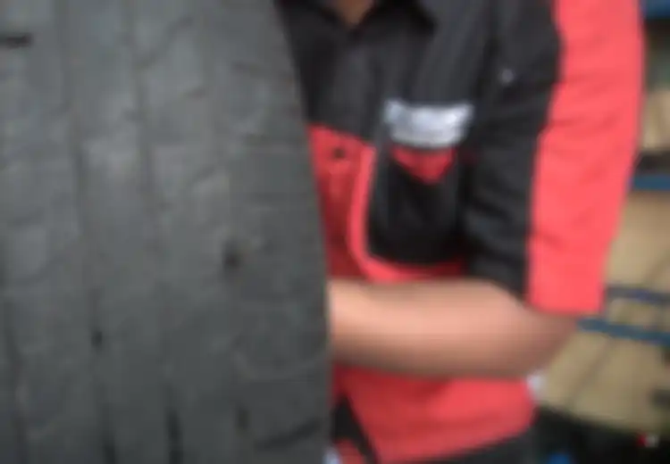 Ini Yang Harus Kalian Lakukan Saat Ban Mobil Bekas Bocor Halus Pasca Lebaran