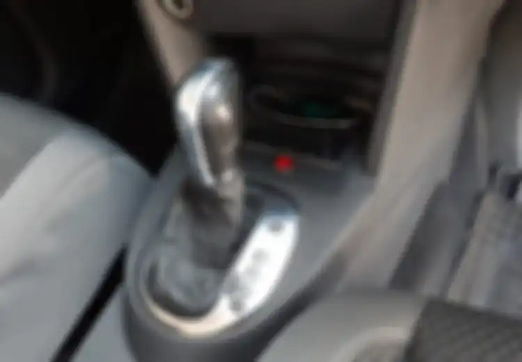 Kenali Penyebab Tuas Transmisi Matik Mobil Bekas Mengentak Pas Digeser dari N ke D