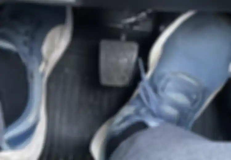Beli Mobil Bekas Harus Tahu Penyebab Kopling Bunyi Saat Injak Pedal