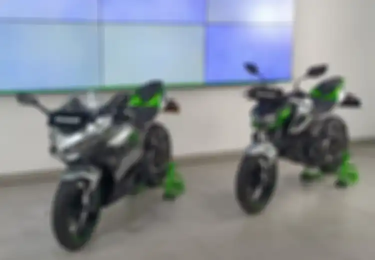 Punya Dua Baterai, Charge Kawasaki Ninja e-1 dan Z e-1 Cuma Butuh Waktu Segini