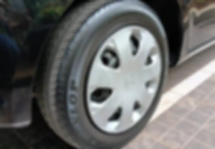 Bahaya Pakai Semir Ban Untuk Dressing Karet Mesin Mobil Bekas