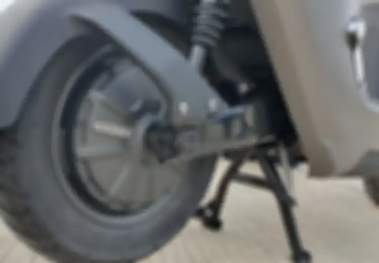 Ini Alasan Ganti Ban Belakang Motor Listrik Perlu Dilakukan Ahlinya